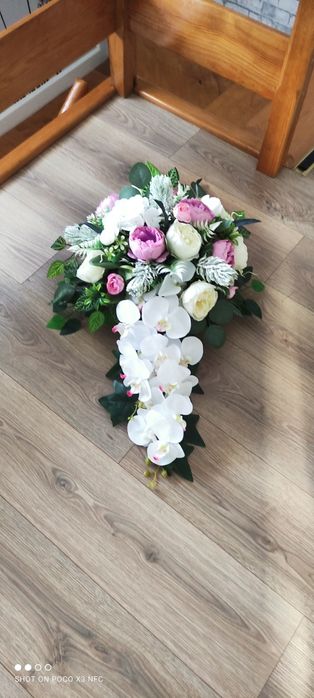 Kompozycja kwiatowa nagrobna