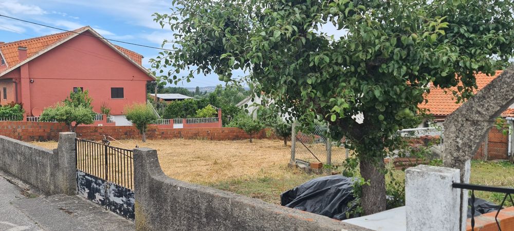 536 m2 Terreno murado e com água da rede