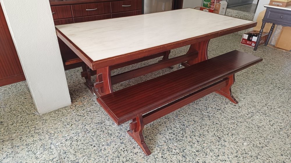 Mesa em madeira, com tampo em mármore e bancos