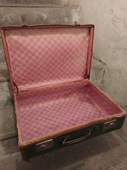 Stara walizka kartonowa tekturowa PRL.  Zielona walizka vintage.