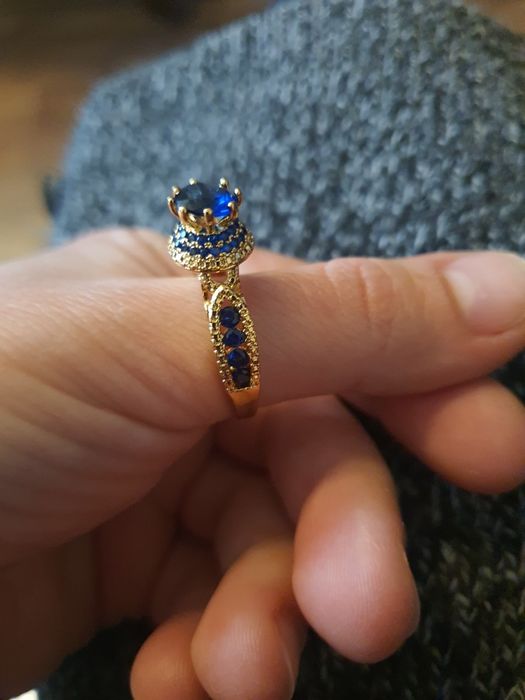 Duży Złoty Pierścionek z Szafirem Kamieniem Kamieniami