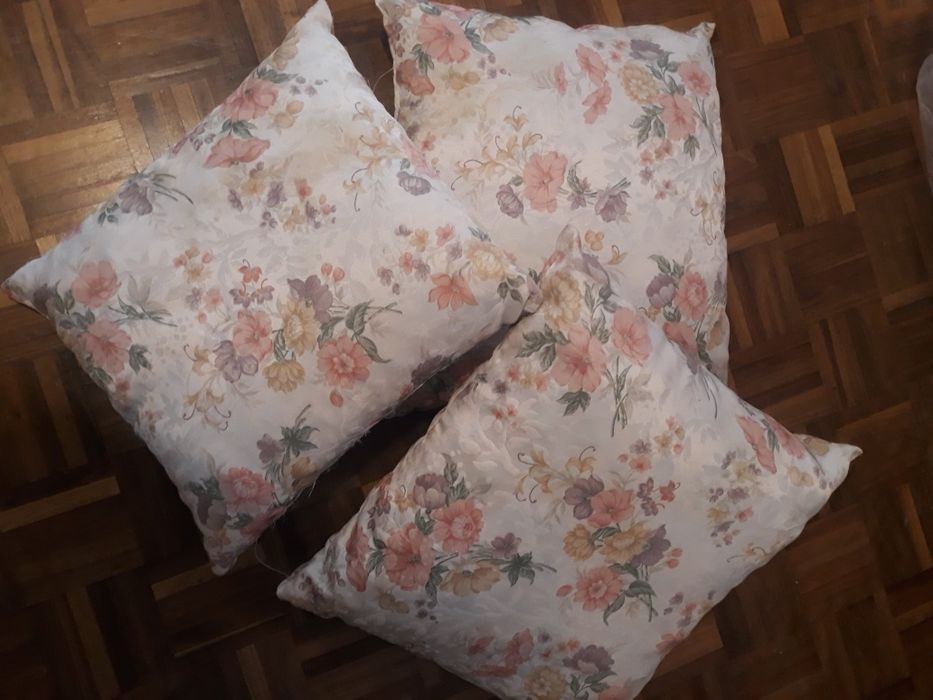 Almofadas, com motivos florais.