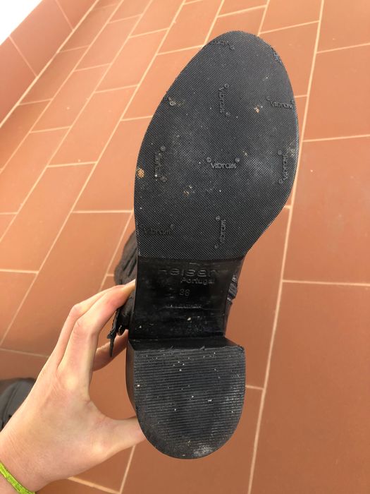 Botas pretas Helsar 100% pele c/ padrão de relevo