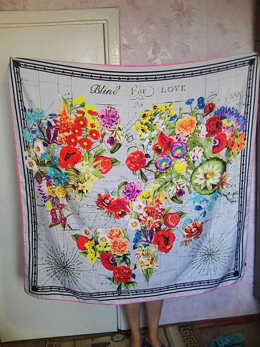 Продам шёлковый палантин ( новый)  132х132 см.