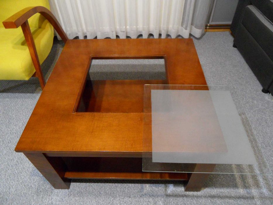Stylowy stół kawowy z litego drewna