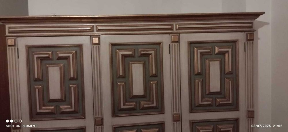 Roupeiro antigo lacado