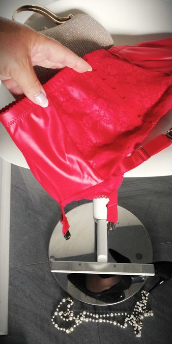 pas do pończoch czerwony jak skóra