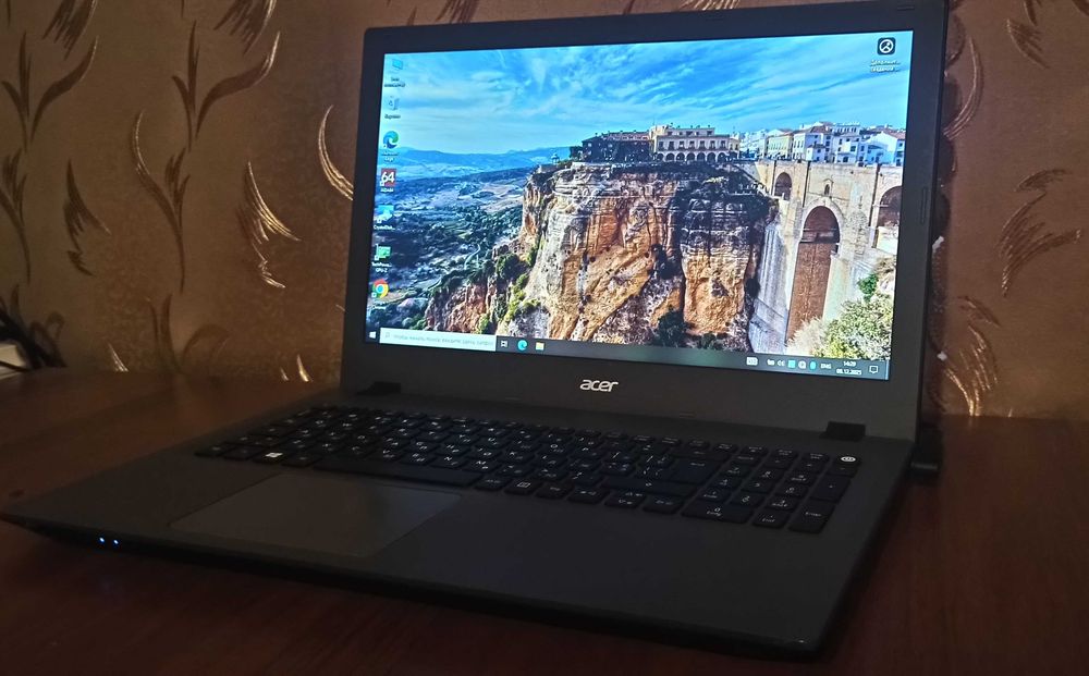 Ноутбук Acer Intel 3556u|8Gb|256SSD 4 год. батарея