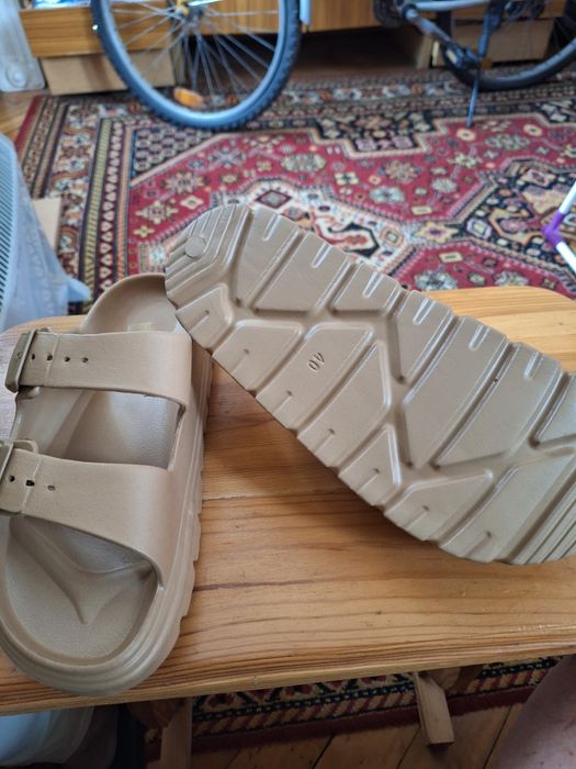 Klapki damskie nowe.