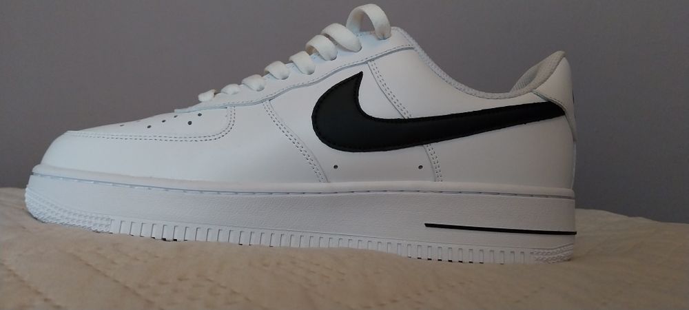 Białe buty NIKE.