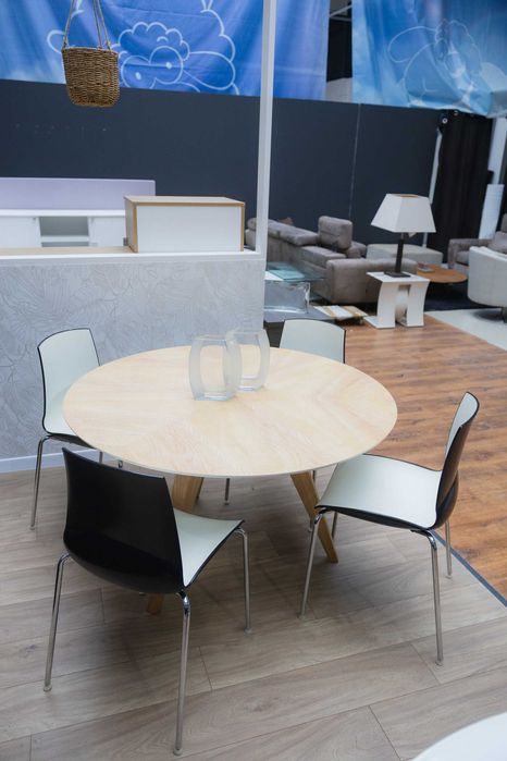 Stół okrągły do jadalni z krzesłami