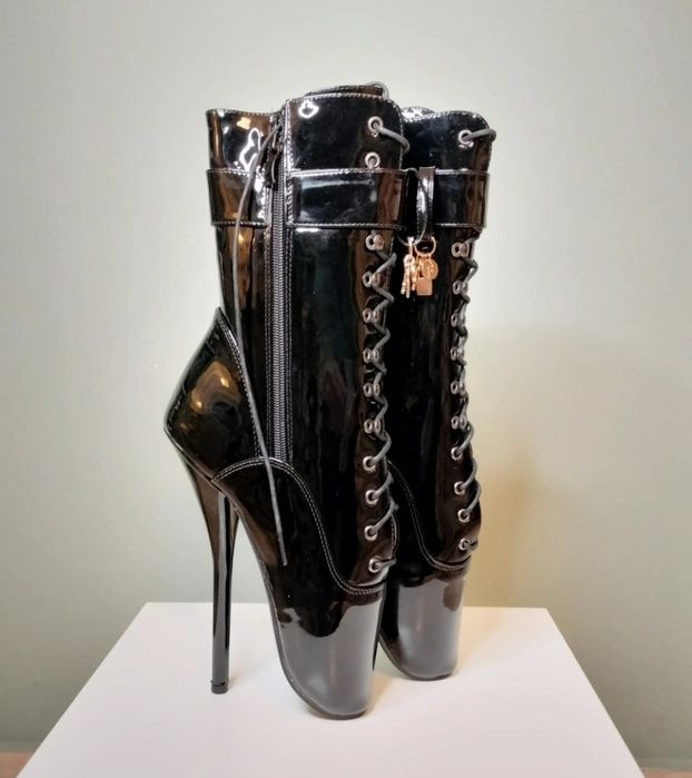 Botas PUNISHMENT com salto agulha estremo e cadeado PRETO VERNIZ