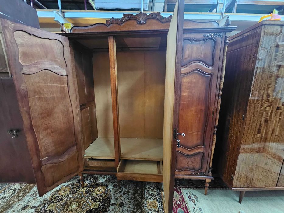 Roupeiro antigo em bom estado geral