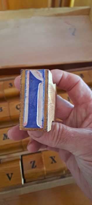 Jogo de madeira crua letras números e carimbos