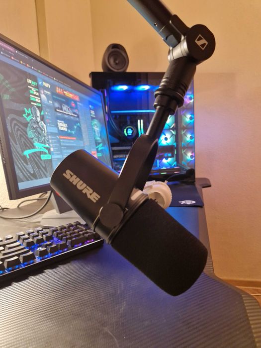 Mikrofon SHURE MV7+ & Sennheiser Profile Boom Arm