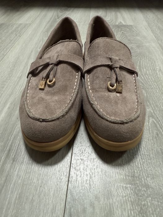 Замшеві бежеві лофери
