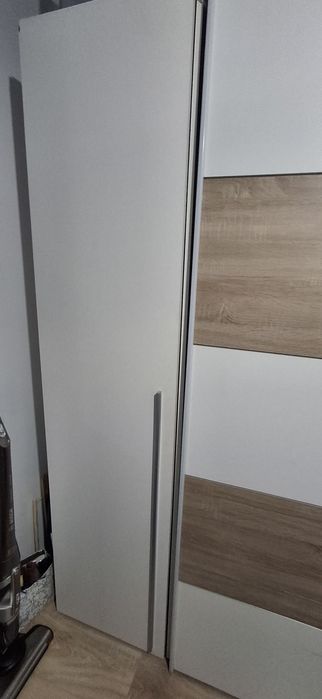 Pojemna szafa z drzwiami przesuwnymi