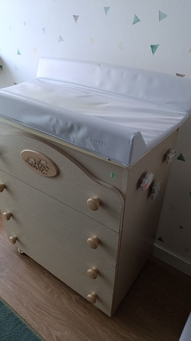 Cómoda muda-fraldas com banheira