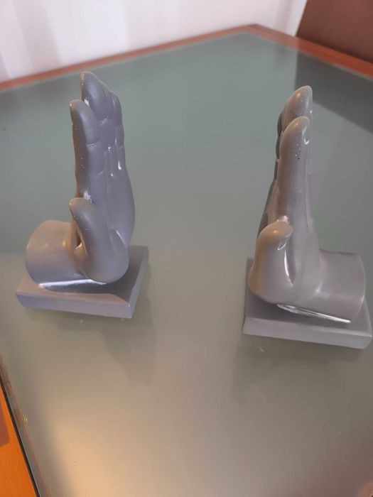 Suporte para livros "mãos"