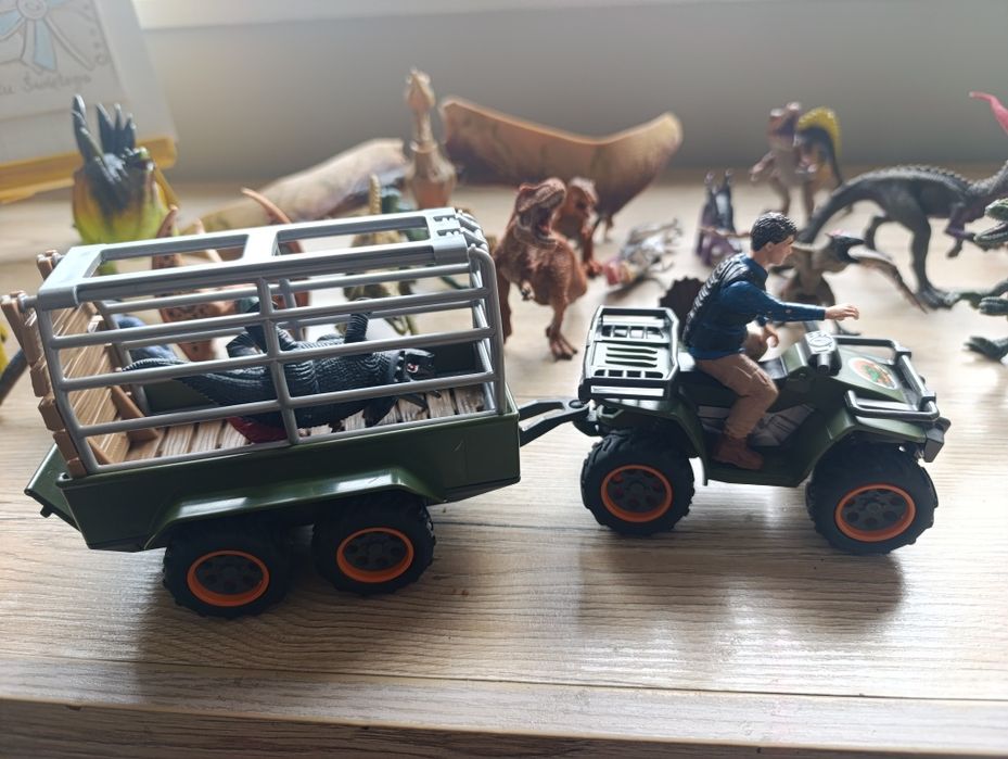 Kolekcja dinozaurów. Plus dwa auta Dino z przyczepą. 23 dinozaury