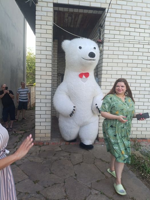 Ми приходимо з привітаннями,обіймами та гарним настроєм.