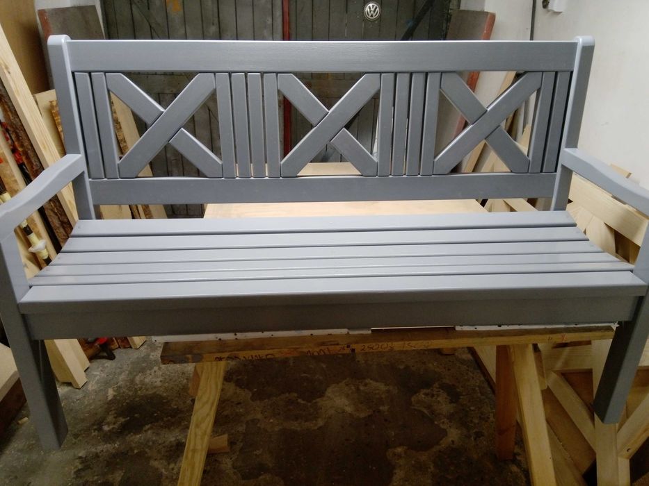 drewniana ławka ogrodowa
