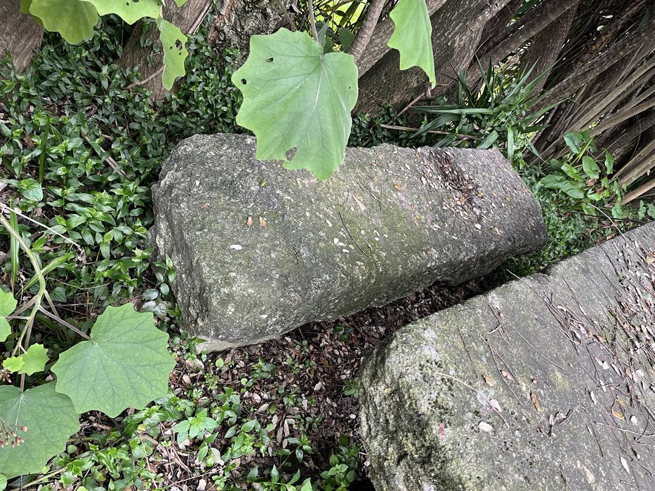 Mesa e banco de pedra antiga