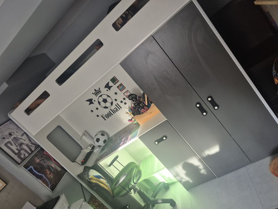 Lozko piętrowe z szafa i biurkiem plus schody