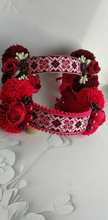 Чільця українські з помпонами "Орнамент"