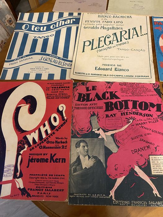 Partituras de canções e  duas para piano.