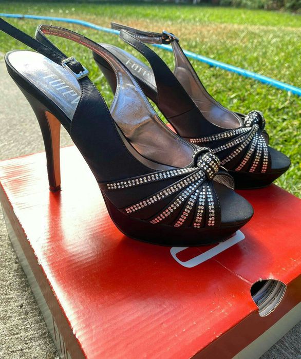 Sapatos de salto alto em cetim da marca Foreva