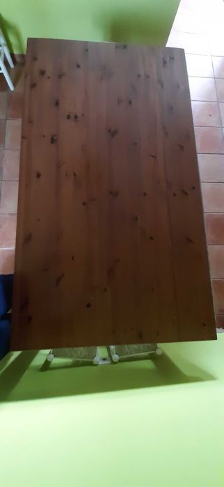 Mesa de refeição em madeira (cor cerejeira)