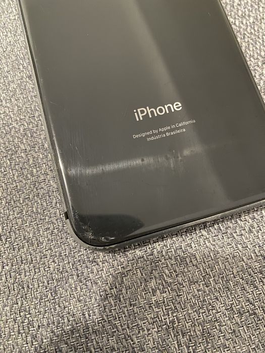 iPhone 8 usado, ótimo estado.