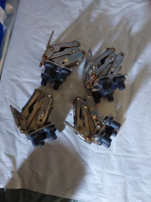 504015985 Петля бардачка Iveco Stralis (2002 - 2006)