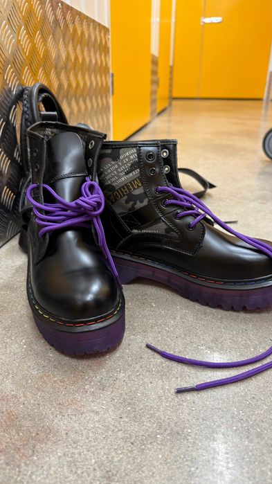 Botas pretas estilo militar com atacadores roxos – como novas