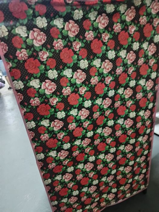 Vendo armário capa para roupa em bom estado.76x142.