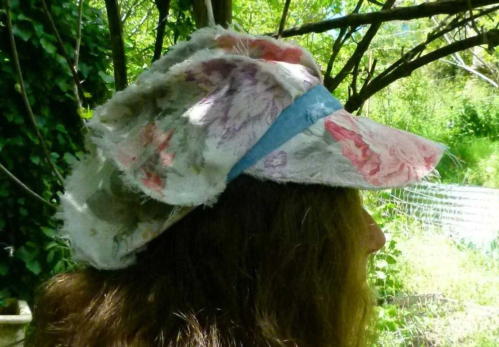 Chapéu estilo jornaleiro artesanal com rosas em estilo shabby chic (Handmade Shabby Rose Newsboy Hat)