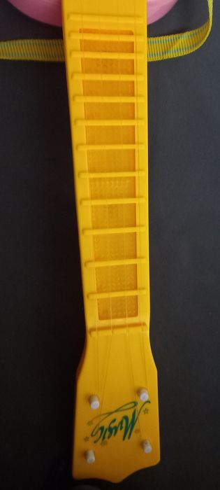 Grająca i świecącą gitara