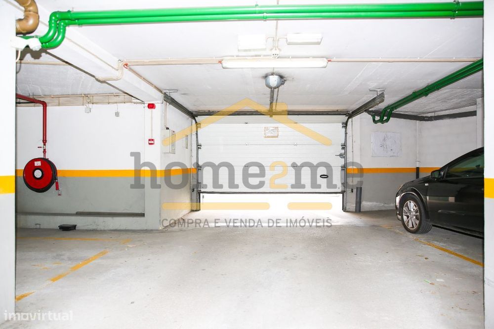 Loja com terraço e lugar de garagem