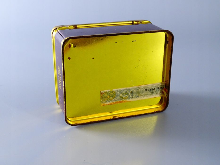 gelbe sorte stara metalowa puszka po papierosach