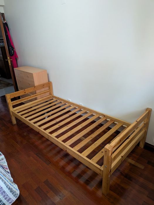 Cama em pinho maciço com colchão e cómoda