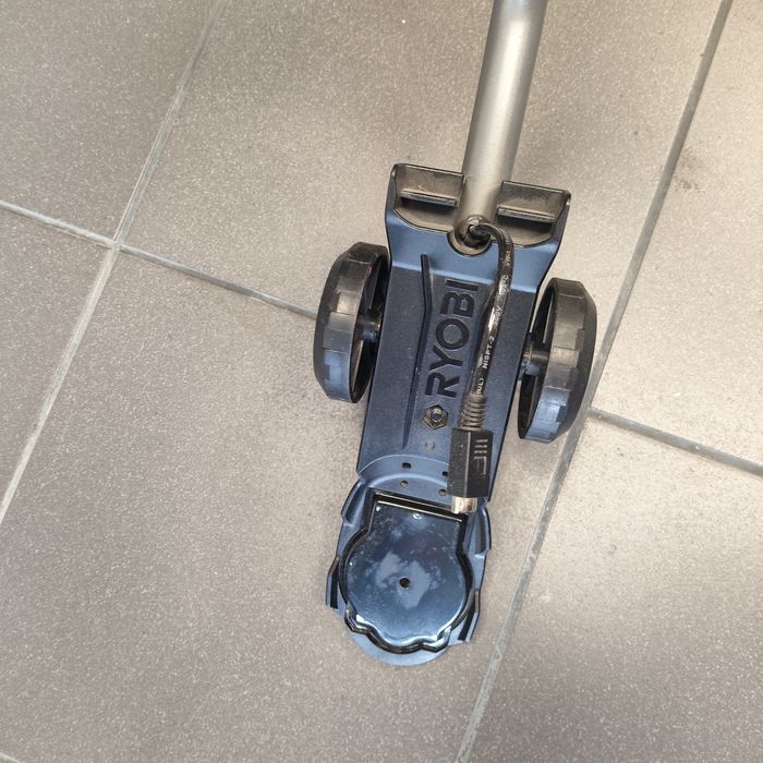 Akumulatorowe nożyce Ryobi do trawy i żywopłotu + wysiegnik