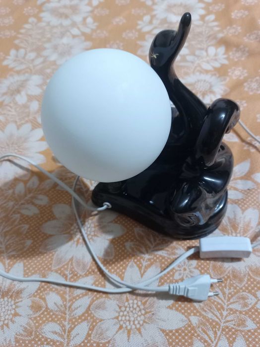 Настільна лампа зі статуеткою