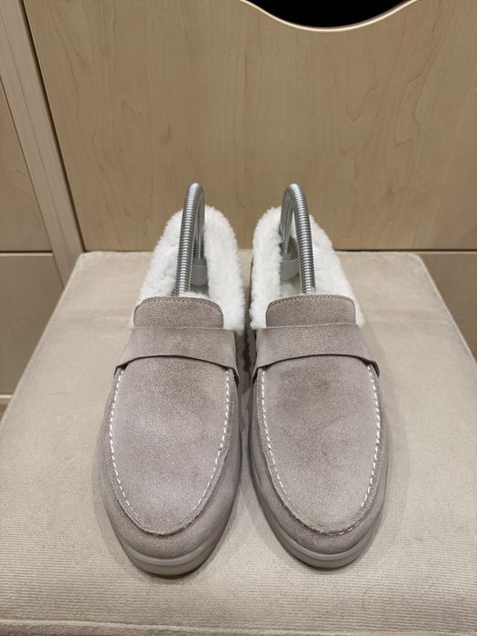 Лоферы бежевые замшевые и белый мех 38 р