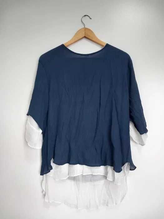 Blusa azul e branca, de meia manga, tamanho XL.