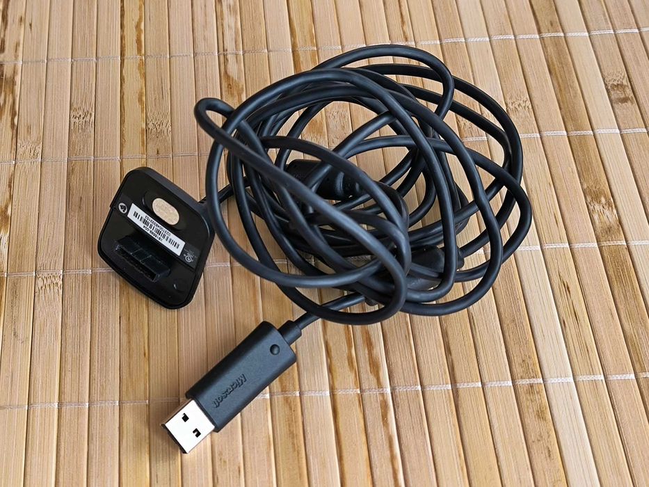 Два геймпади Xbox 360, бездротовий адаптер, кабель Play and Charge Kit
