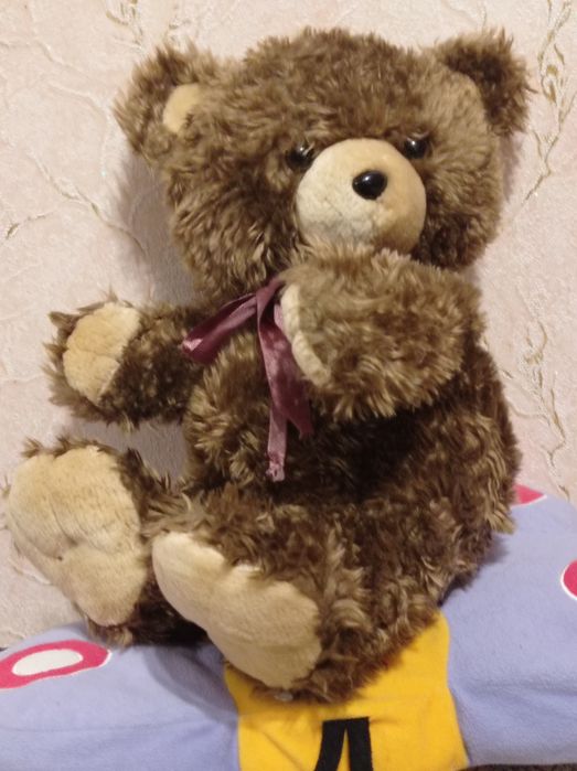 Симпатичный плюшевый медвежонок