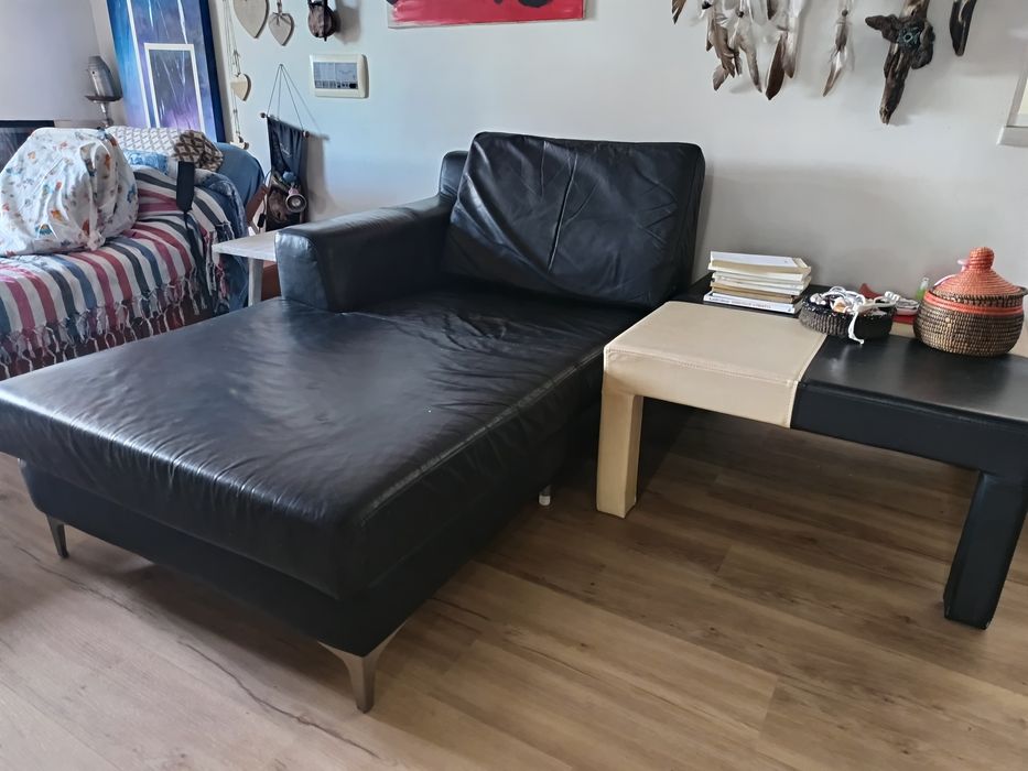 Chaise long e mesa pele natural.