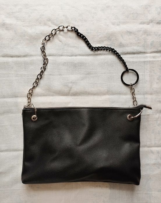 Stylowa czarna torebka z łańcuchem – Cropp