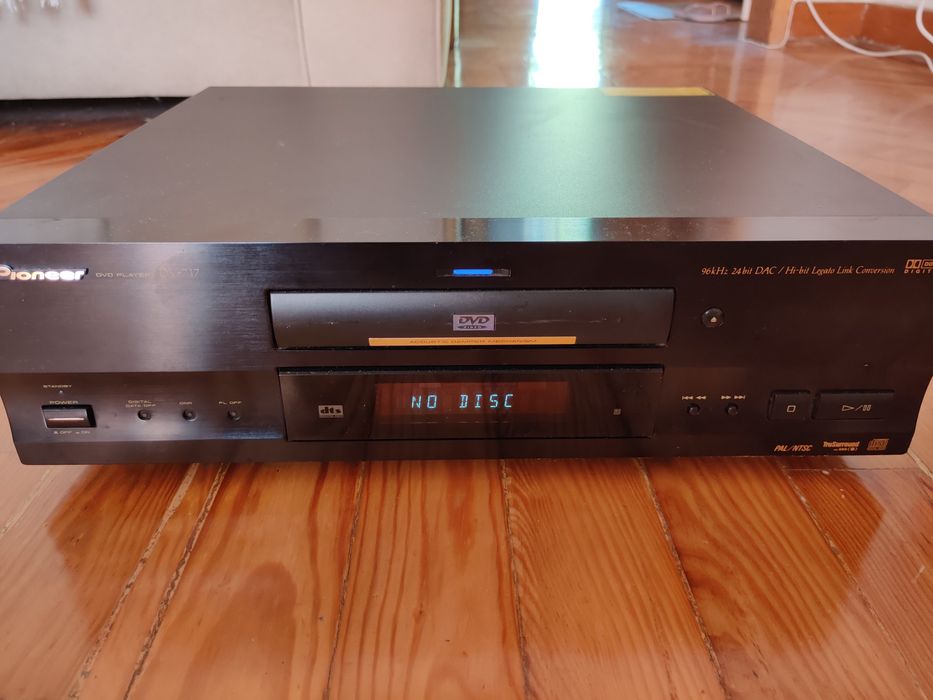 Conjunto de Amplificador Rega Brio e Leitor DVD Pioner DV-717